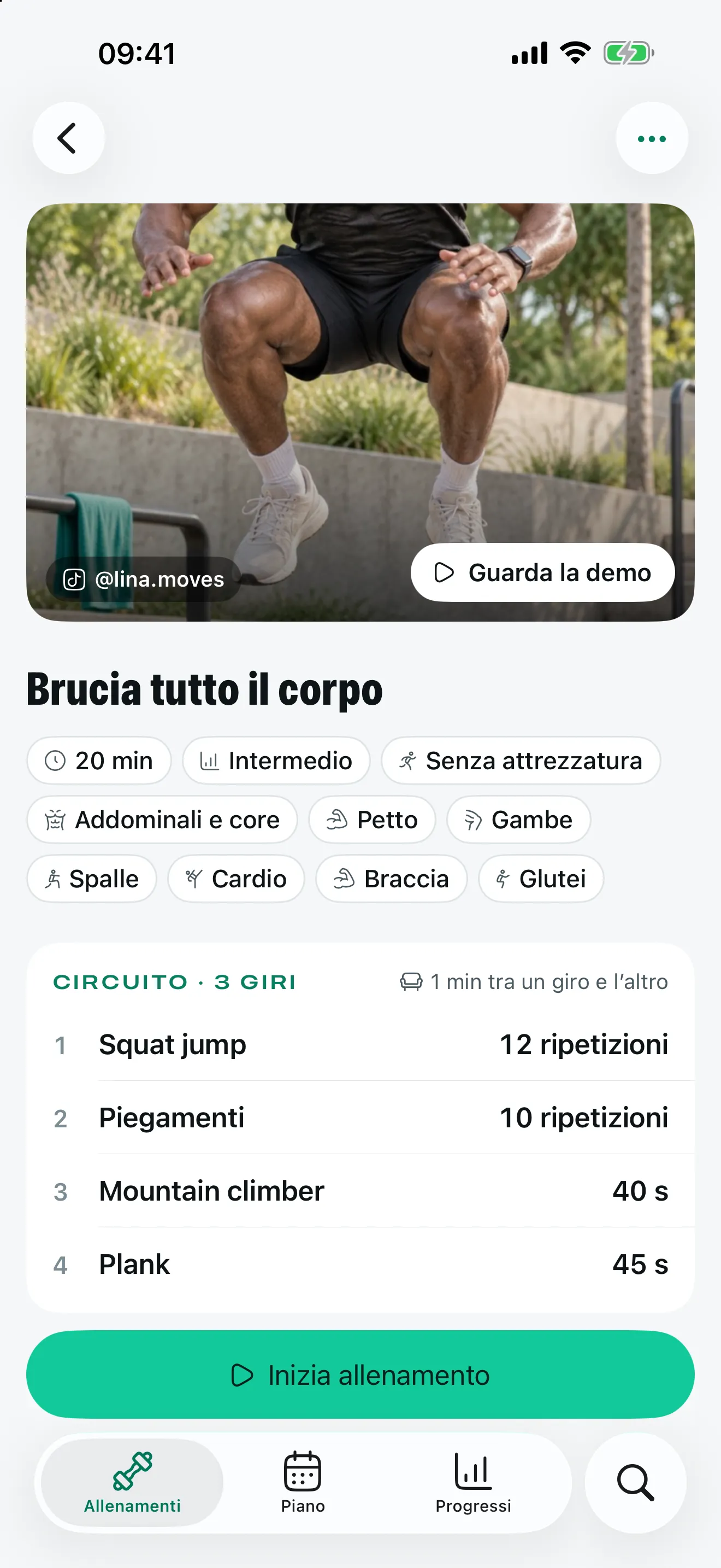 Una scheda di allenamento in Stako con esercizi, ripetizioni e tempi, letta dalla didascalia di un TikTok